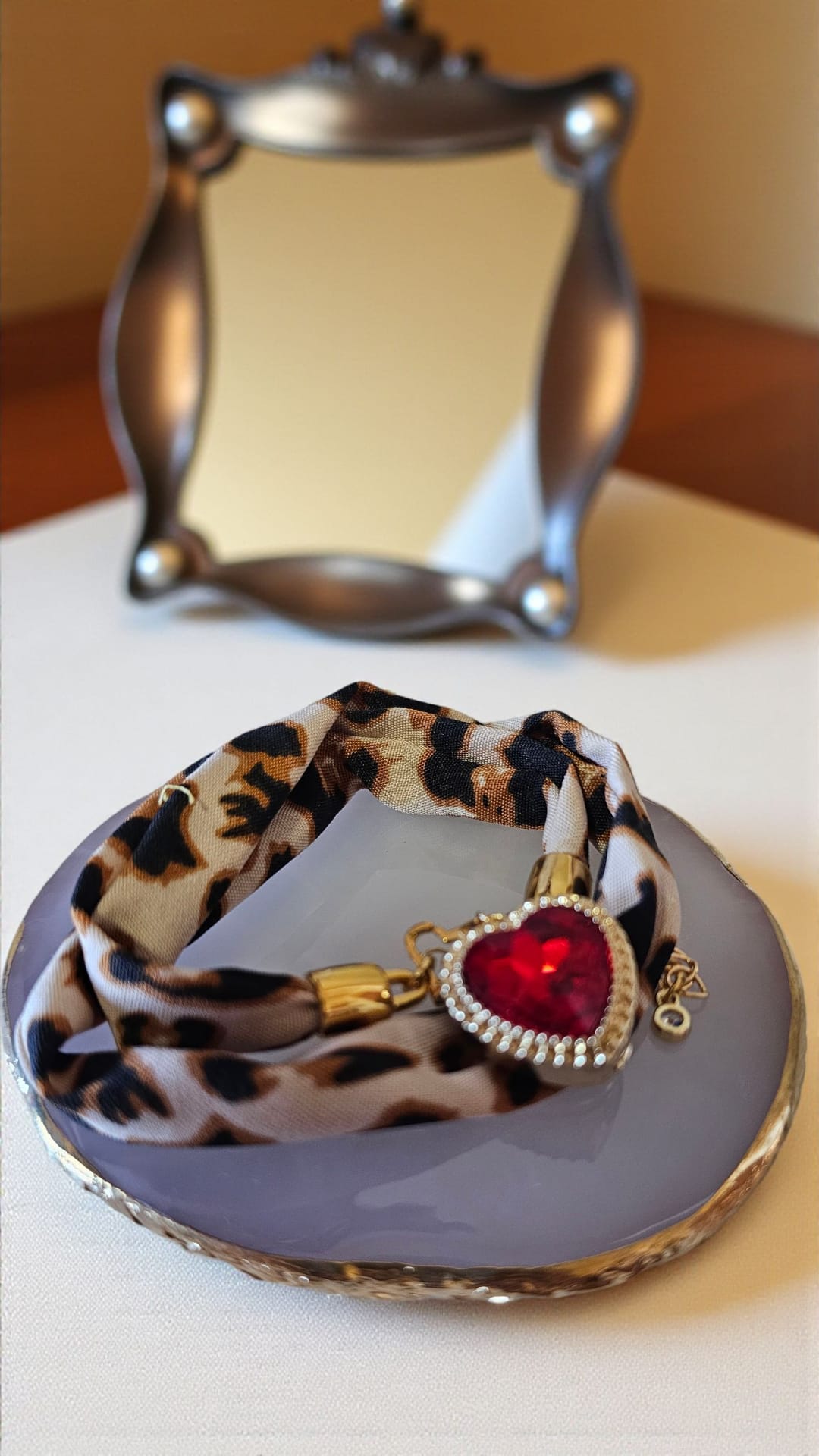 Pulsera de tela de animal print y corazón de cristal - Imagen 2