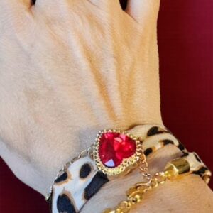 Pulsera de tela de animal print y corazón de cristal