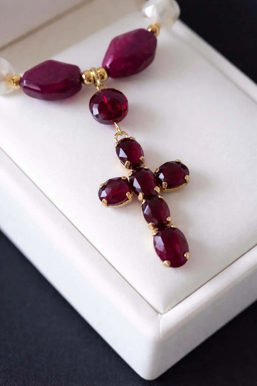 Collar Perlas y Cruz Granate - Imagen 3