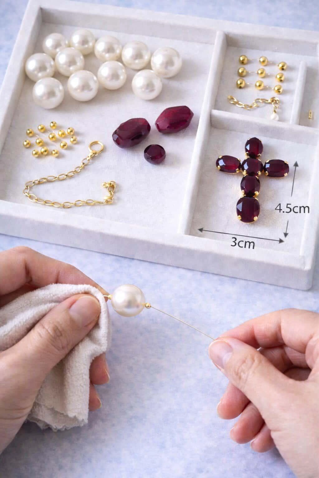 Collar Perlas y Cruz Granate - Imagen 2