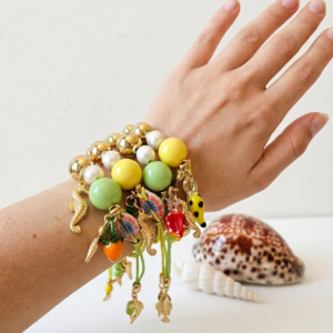 Pulsera “Tropical Charms” con Conchas Pintadas y Perla de Río