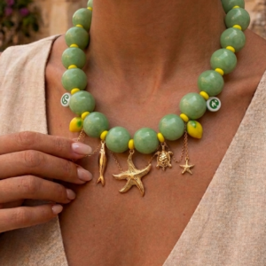 Collar “Green Riviera” con Charms Marinos Dorados