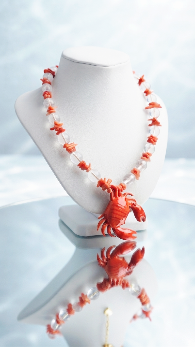 Collar “Crab Coral” con Cangrejo Esmaltado, Cuarzo y Coral - Imagen 2