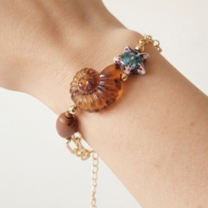 Pulsera “Amber Star” con Concha Acrílica y Estrella de Mar Cerámica