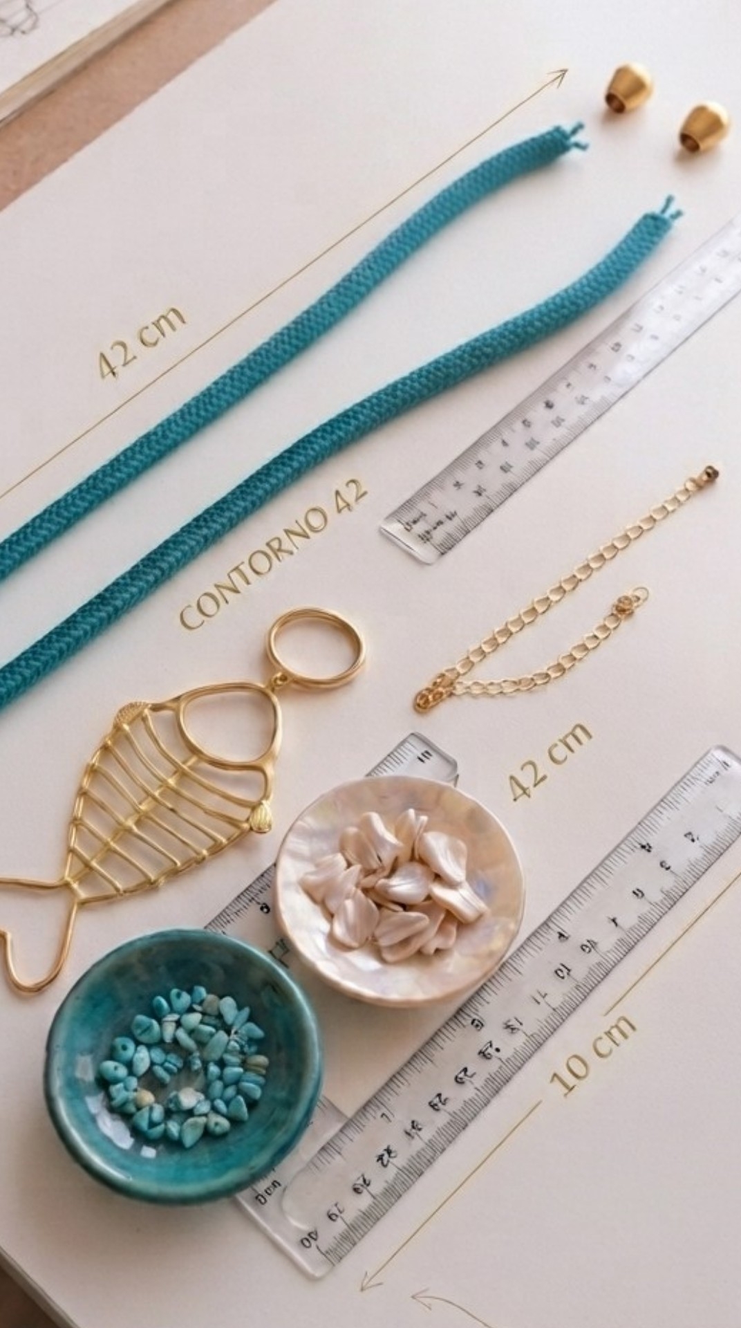 Collar “Turquoise Fish” con Pez Dorado, Turquesas y Nácar - Imagen 4