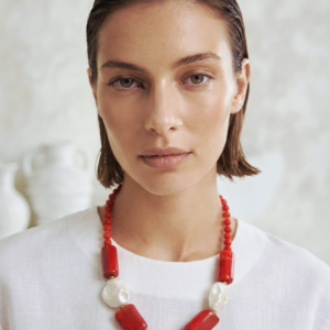 Collar “Coral Pearl” con Perla Barroca y Caracola Cerámica