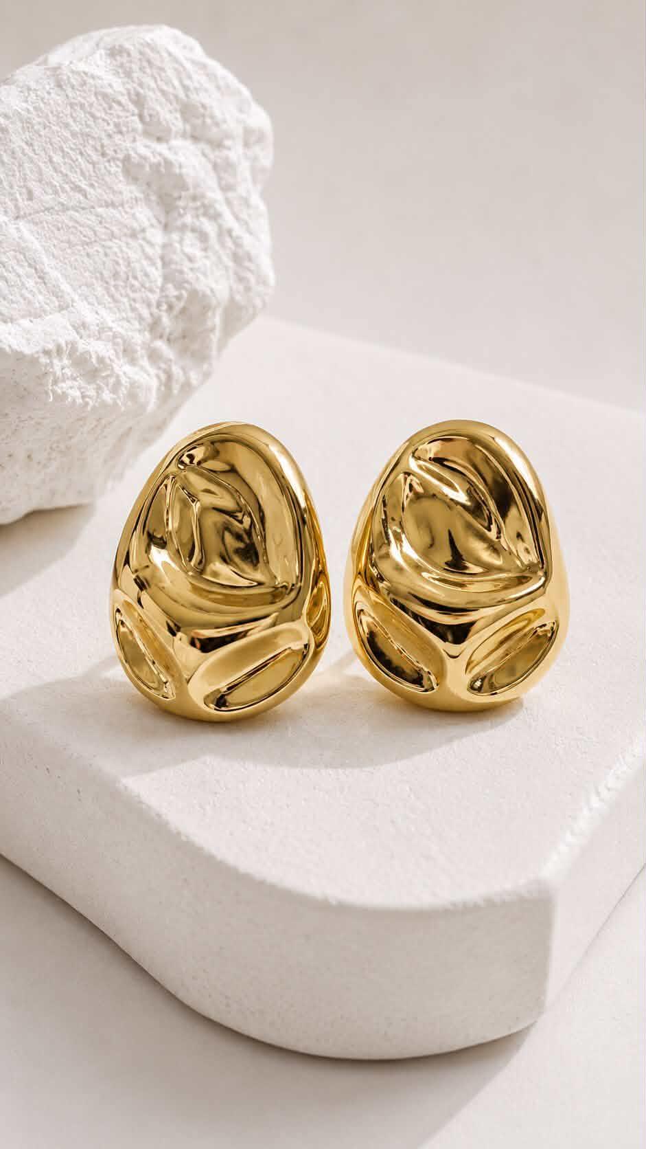 Pendientes “Golden Sculpt Oval” con Acabado Espejo - Imagen 3
