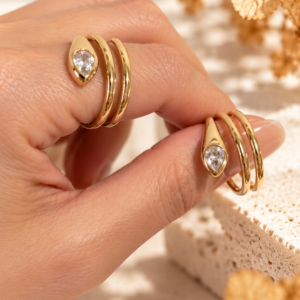 Anillo “Golden Teardrop Orbit” con Circonita Facetada