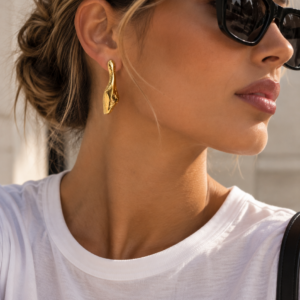 Pendientes “Golden Sculpt Wave” con Acabado Orgánico